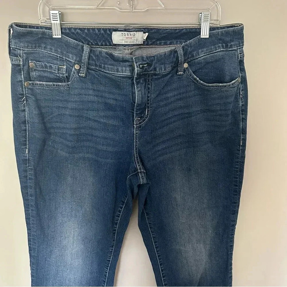 Torrid  Perfect Boyfriend Ankle Vintage Stretch Mid-Rise Jean Medium Blue 16S - Picture 2 of 8